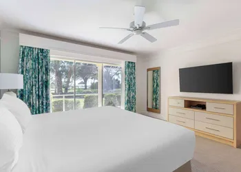 Hilton Vacation Club Charter Club Naples Bay hotel thumbnail 7