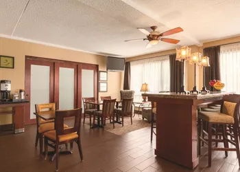 Hampton Inn Des Moines-Airport hotel thumbnail 3