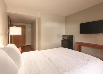 Hampton Inn Des Moines-Airport hotel thumbnail 8
