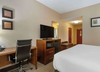 Comfort Inn & Suites Jackson North hotel thumbnail 5