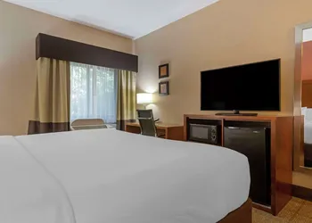 Comfort Inn & Suites Jackson North hotel thumbnail 6