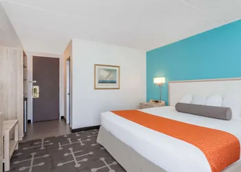 Howard Johnson by Wyndham Mystic hotel thumbnail 6