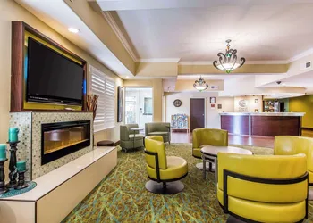 Comfort Suites Fresno River Park hotel thumbnail 4