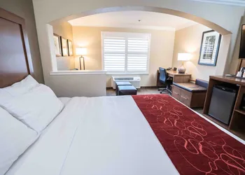Comfort Suites Fresno River Park hotel thumbnail 7