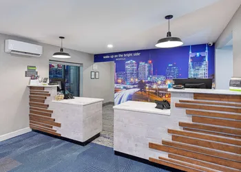La Quinta Inn & Suites by Wyndham Nashville Airport hotel thumbnail 3