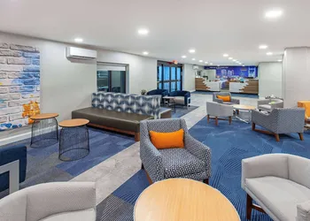 La Quinta Inn & Suites by Wyndham Nashville Airport hotel thumbnail 4