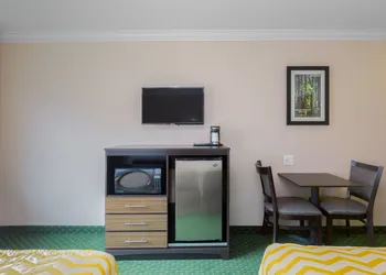 Travelodge by Wyndham Eureka hotel thumbnail 5