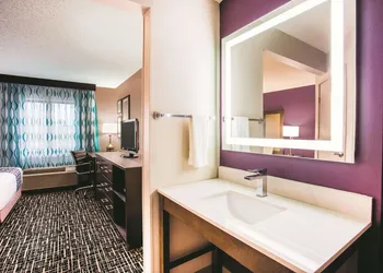 La Quinta Inn & Suites by Wyndham Cincinnati NE - Mason hotel thumbnail 8