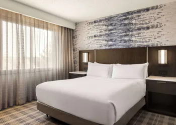 Embassy Suites by Hilton Kansas City Overland Park hotel thumbnail 8
