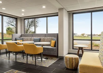 Hampton Inn Kansas City-Airport hotel thumbnail 2