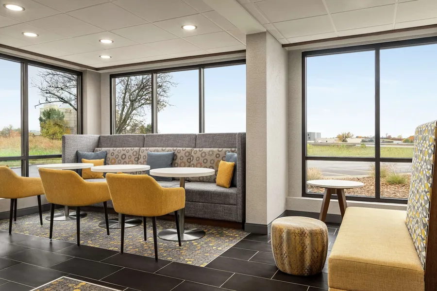 Hampton Inn Kansas City-Airport hotel detail image 2