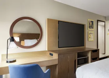 Hampton Inn Kansas City-Airport hotel thumbnail 4