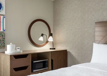 Hampton Inn Kansas City-Airport hotel thumbnail 5