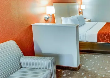 Comfort Suites Pittsburgh Airport hotel thumbnail 7