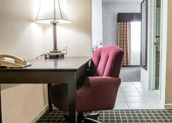 Econo Lodge & Suites Grand Rapids Airport hotel thumbnail 2