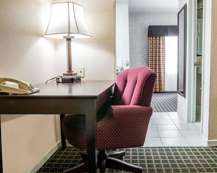 Econo Lodge & Suites Grand Rapids Airport hotel detail image 2