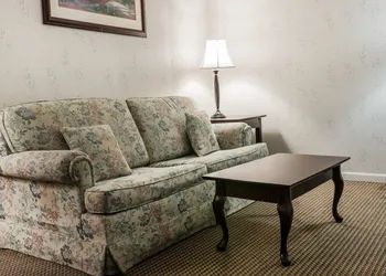 Econo Lodge & Suites Grand Rapids Airport hotel thumbnail 4