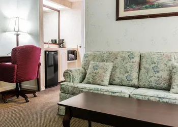 Econo Lodge & Suites Grand Rapids Airport hotel thumbnail 6