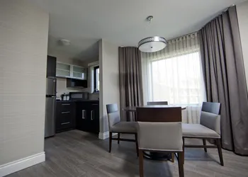 Ramada by Wyndham Ottawa On The Rideau hotel thumbnail 2