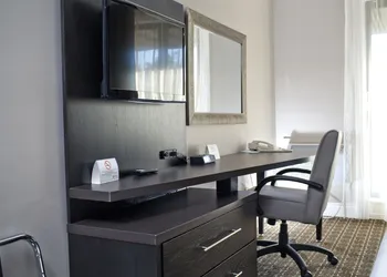 Ramada by Wyndham Ottawa On The Rideau hotel thumbnail 3