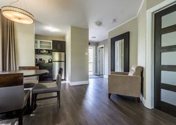 Ramada by Wyndham Ottawa On The Rideau hotel thumbnail 4