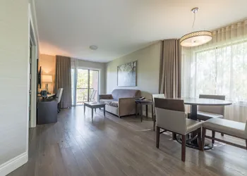Ramada by Wyndham Ottawa On The Rideau hotel thumbnail 5