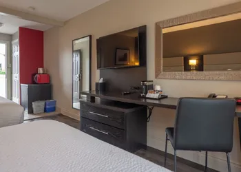 Ramada by Wyndham Ottawa On The Rideau hotel thumbnail 7