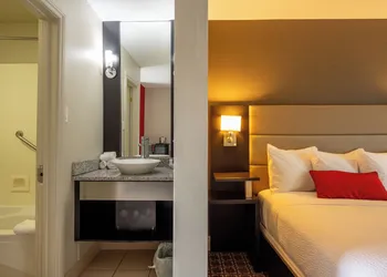 Ramada by Wyndham Ottawa On The Rideau hotel thumbnail 8
