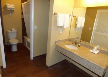 Economy Inn & Suites hotel thumbnail 6