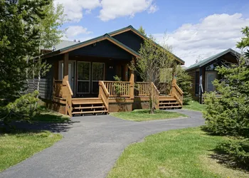 Explorer Cabins At Yellowstone hotel thumbnail 7