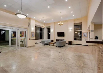 Ramada by Wyndham Cleveland Airport West hotel thumbnail 2