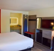 Ramada by Wyndham Cleveland Airport West hotel detail image 4