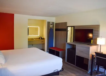 Ramada by Wyndham Cleveland Airport West hotel thumbnail 4