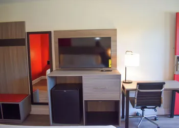 Ramada by Wyndham Cleveland Airport West hotel thumbnail 5