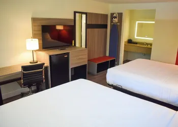 Ramada by Wyndham Cleveland Airport West hotel thumbnail 8