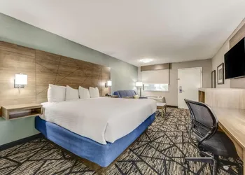 Clarion Pointe hotel thumbnail 2