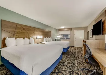 Clarion Pointe hotel thumbnail 3