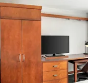 Courtyard by Marriott Hamilton hotel detail image 4