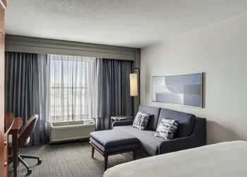 Courtyard by Marriott Hamilton hotel thumbnail 8