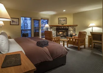 Emerald Lake Lodge hotel thumbnail 4