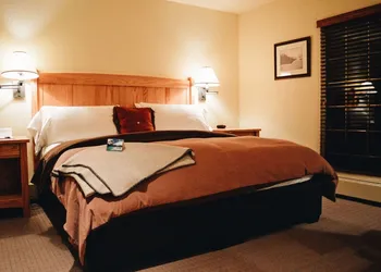 Emerald Lake Lodge hotel thumbnail 8