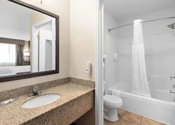 Quality Inn Fayetteville near Historic Downtown Square hotel thumbnail 8