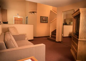 Norfolk Lodge & Suites, an Ascend Collection Hotel hotel thumbnail 6