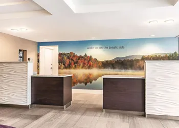 La Quinta Inn & Suites by Wyndham Salem NH hotel thumbnail 4