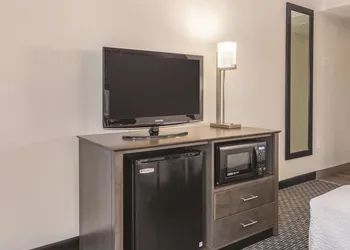 La Quinta Inn & Suites by Wyndham Salem NH hotel thumbnail 6