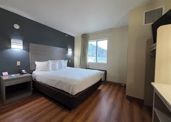 Econo Lodge Hot Springs South hotel thumbnail 4
