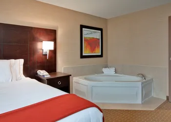 Holiday Inn Express & Suites Chatham South by IHG hotel thumbnail 8