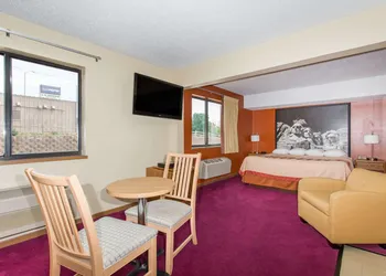 Super 8 by Wyndham Chadron NE hotel thumbnail 8