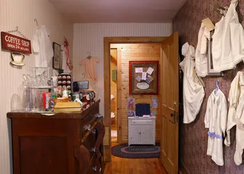 The Queen, A Victorian Bed & Breakfast hotel thumbnail 5