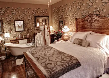The Queen, A Victorian Bed & Breakfast hotel thumbnail 6